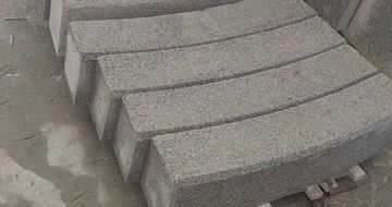 聊城芝麻白弧形路牙石