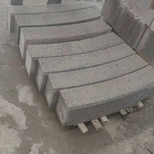 聊城芝麻白弧形路牙石