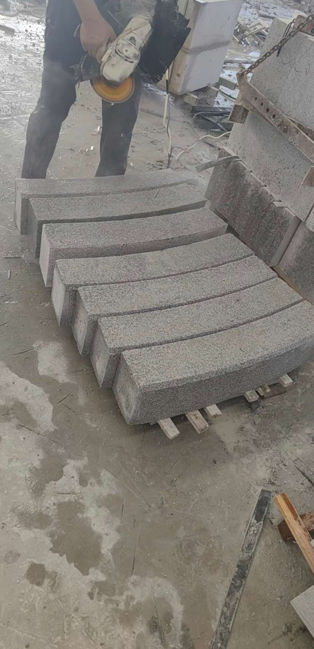 聊城芝麻白弧形路牙石